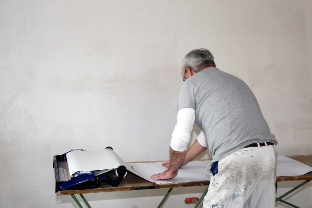 Renovlies aanbrengen in Emmen. Ontdek de materialen en beste techniek om te behangen met renovlies behang.