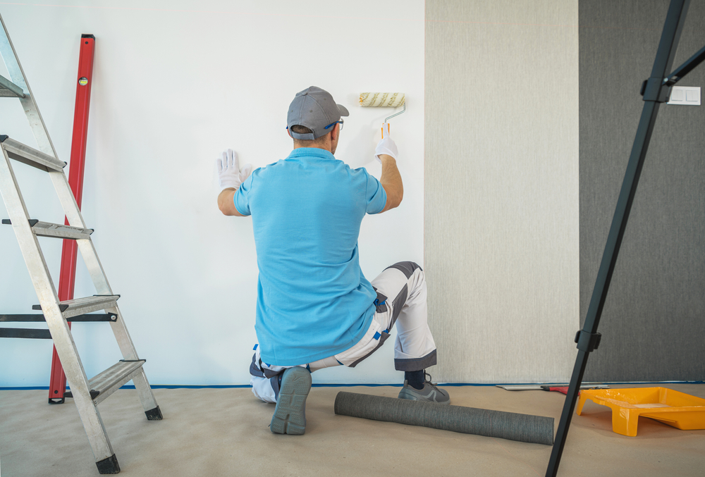 Huur een professionele renovlies behanger uit Emmen en krijg 10% korting op het behangen en sauzen van je nieuwbouwwoning.